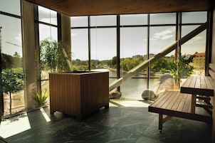Un sauna, baño turco, masajes de tejido profundo, masajes suecos