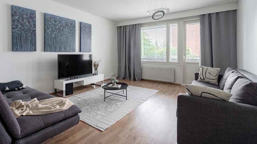 1BR Downtown Apartment with Balcony
