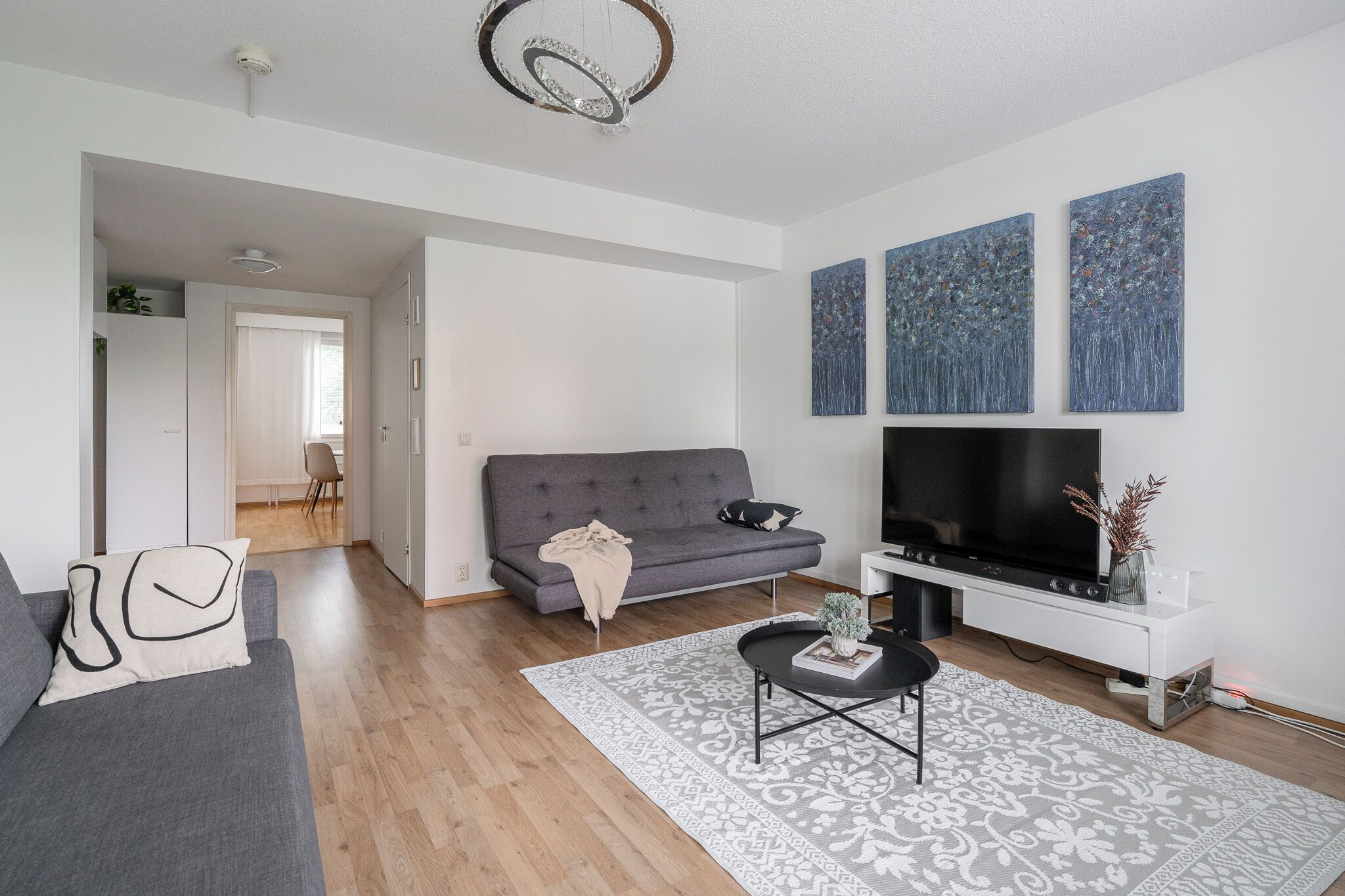 Perushuoneisto, parveke, näköala pihalle | Oleskelualue | 50–tuumainen taulutelevisio, jossa kaapelikanavat