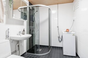 Basic Apartment, Balcony, Courtyard View | Bathroom | Shower, towels, soap, shampoo - 1BR Downtown Apartment with Balcony (Jyväskylä)