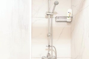 Shower, hair dryer, towels, soap - Ifigenia apartment (Athens)