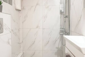 Shower, hair dryer, towels, soap - Ifigenia apartment (Athens)