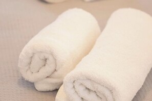 Douche, sèche-cheveux, serviettes fournies, savon