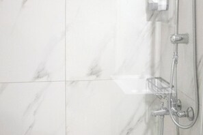 Shower, hair dryer, towels, soap - Ifigenia apartment (Athens)