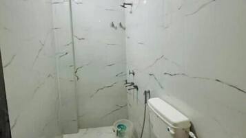 Secador de cabelo, sabonete, papel higiênico