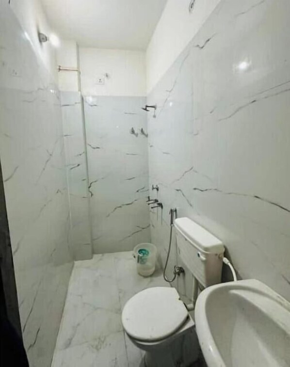 Kostenlose Toilettenartikel, Haartrockner, Seife, Toilettenpapier