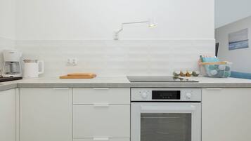 Frigorifero, forno, piano cottura, macchina per tè/caffè