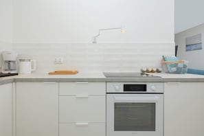 Kühlschrank, Ofen, Herdplatte, Wasserkocher mit Kaffee-/Teezubehör