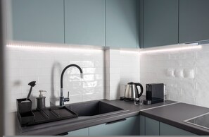 Fridge, oven, stovetop, dishwasher