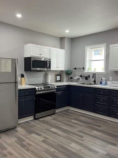 Spacious house by the bay-10 minute walk to the beach