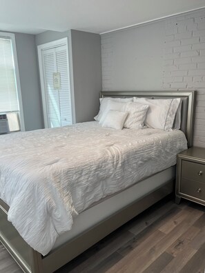 4 عدّة غرف نوم ومكواة/لوح كي وواي فاي مجانًا وملاءات أسرّة