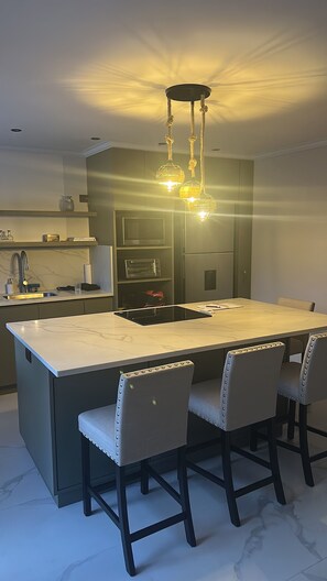 Microwave, stovetop, dishwasher - Cozy 2-bedroom condo with WiFi, AC in delightful La Fortuna (La Fortuna)