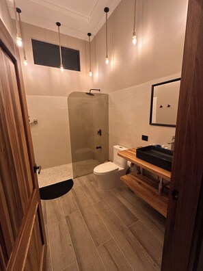 Shower, towels, soap, toilet paper - Cozy 2-bedroom condo with WiFi, AC in delightful La Fortuna (La Fortuna)