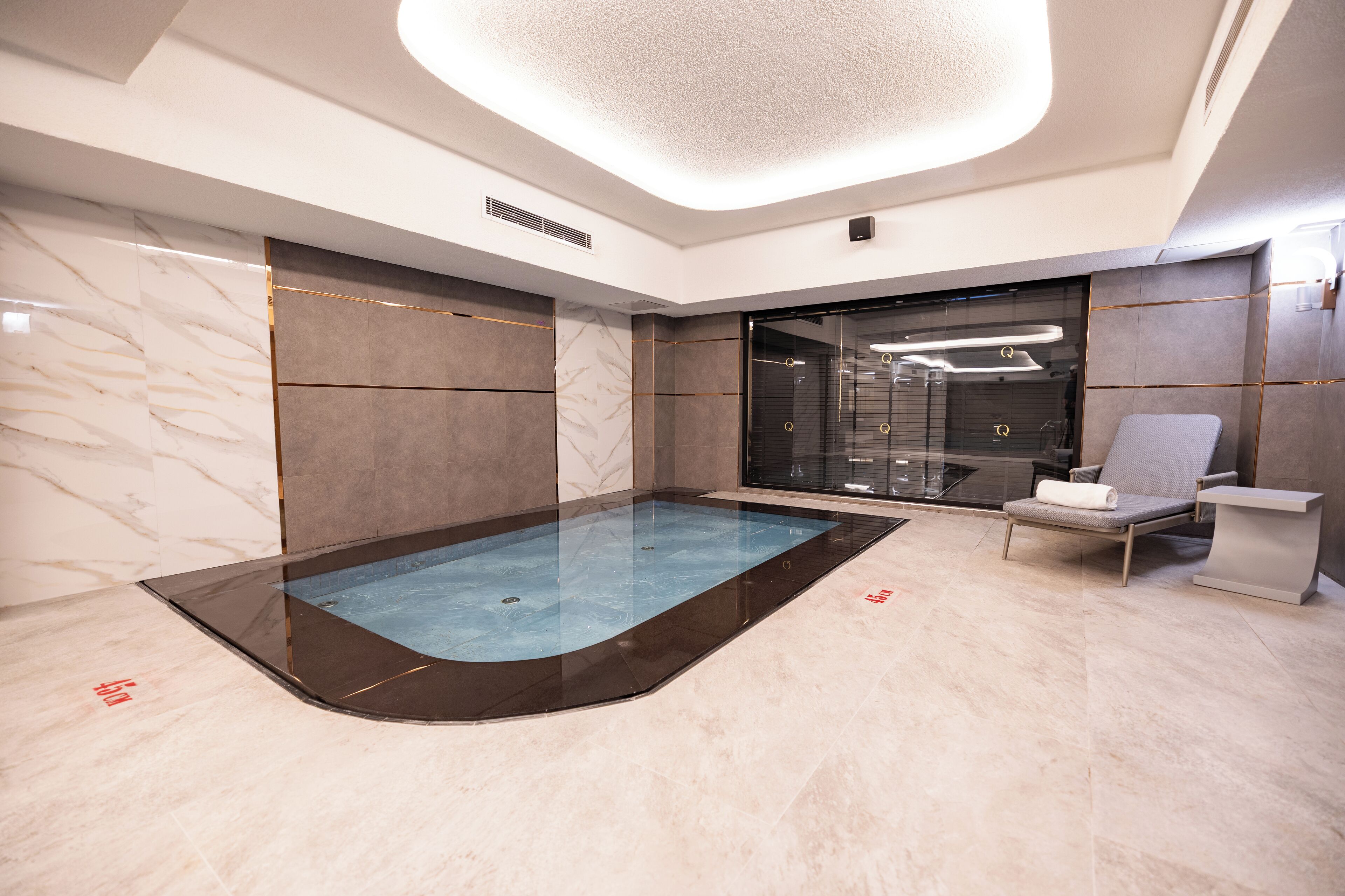 Innenpool, Außenpool (je nach Saison geöffnet), Cabañas (kostenlos)