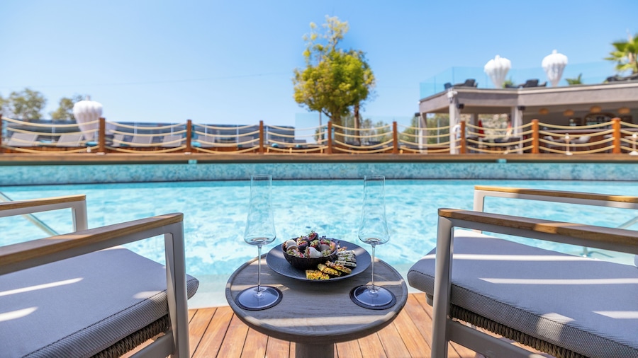 Qlusive Hotel