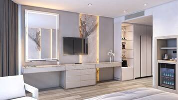 Een moderne slaapkamer met een groot bed, een aan de muur bevestigde televisie, een inbouwkast en een plank met decoratieve objecten.