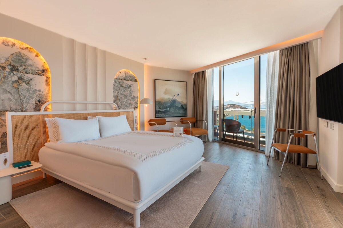 Premium bedding, minibar, in-room safe, desk
