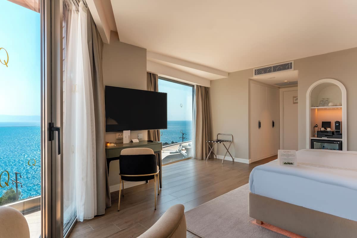 Hochwertige Bettwaren, Minibar, Zimmersafe, Schreibtisch