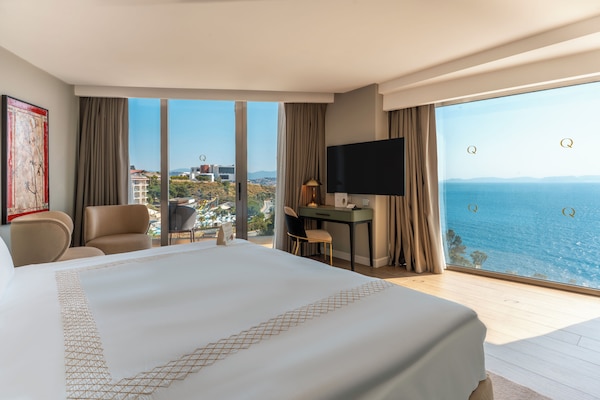 Corner Deluxe Sea King | Luxe beddengoed, een minibar, een kluis op de kamer, een bureau