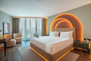 Habitación superior | Ropa de cama de alta calidad y minibar 