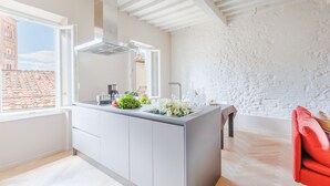 Kaffetrakter/tekoker, kjøleskap, mikrobølgeovn og ovn