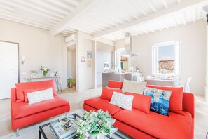 TV - The White Lotus Penthouse, Modern Flat with Elevator (Lucca)