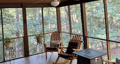 Charming 2-bedroom cabin upstairs only Wifi , AC in tranquil Berkeley Springs