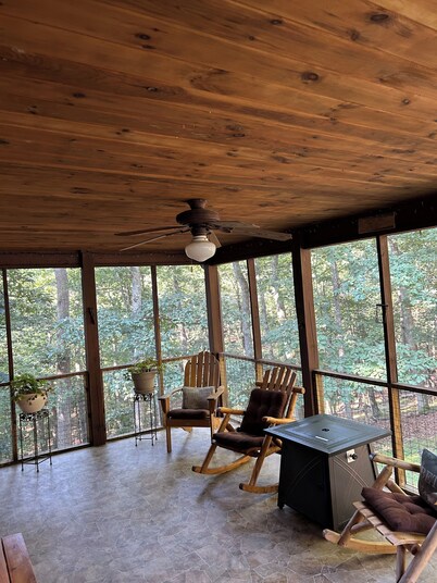 Charming 2-bedroom cabin upstairs only Wifi , AC in tranquil Berkeley Springs