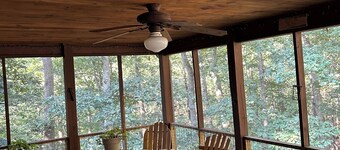 Charming 2-bedroom cabin upstairs only Wifi , AC in tranquil Berkeley Springs