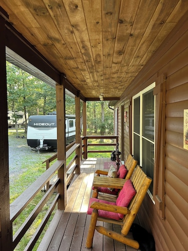 Charming 4 bedroom 2 bath cabin Wifi , AC in tranquil Berkeley Springs 