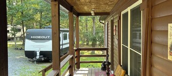 Charming 4 bedroom 2 bath cabin Wifi , AC in tranquil Berkeley Springs 