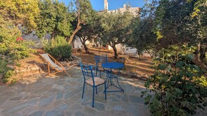 Outdoor dining - Yanna & Peri Aegean Breeze Retreat (Lavrio)