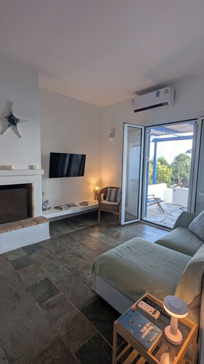 Smart TV y chimenea 