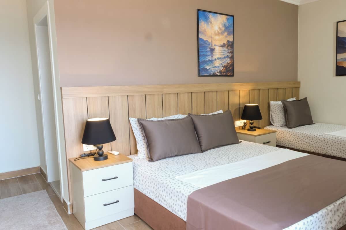 Habitación triple Deluxe, balcón, vista al mar | Minibar, escritorio, espacio para trabajar con laptop y insonorización