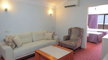 Suite – classic, balkong, sjøutsikt | Minibar, skrivebord, skrivebord for bærbar PC og lydisolert