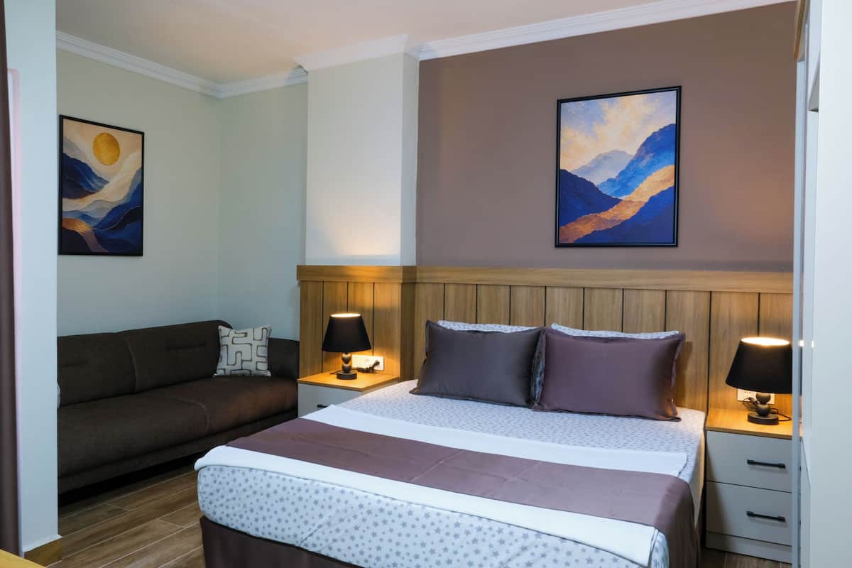 Habitación Deluxe, balcón, vista al mar | Minibar, escritorio, espacio para trabajar con laptop y insonorización