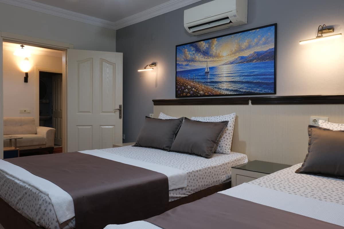 Suite clásica, balcón, vista al jardín | Minibar, escritorio, espacio para trabajar con laptop y insonorización
