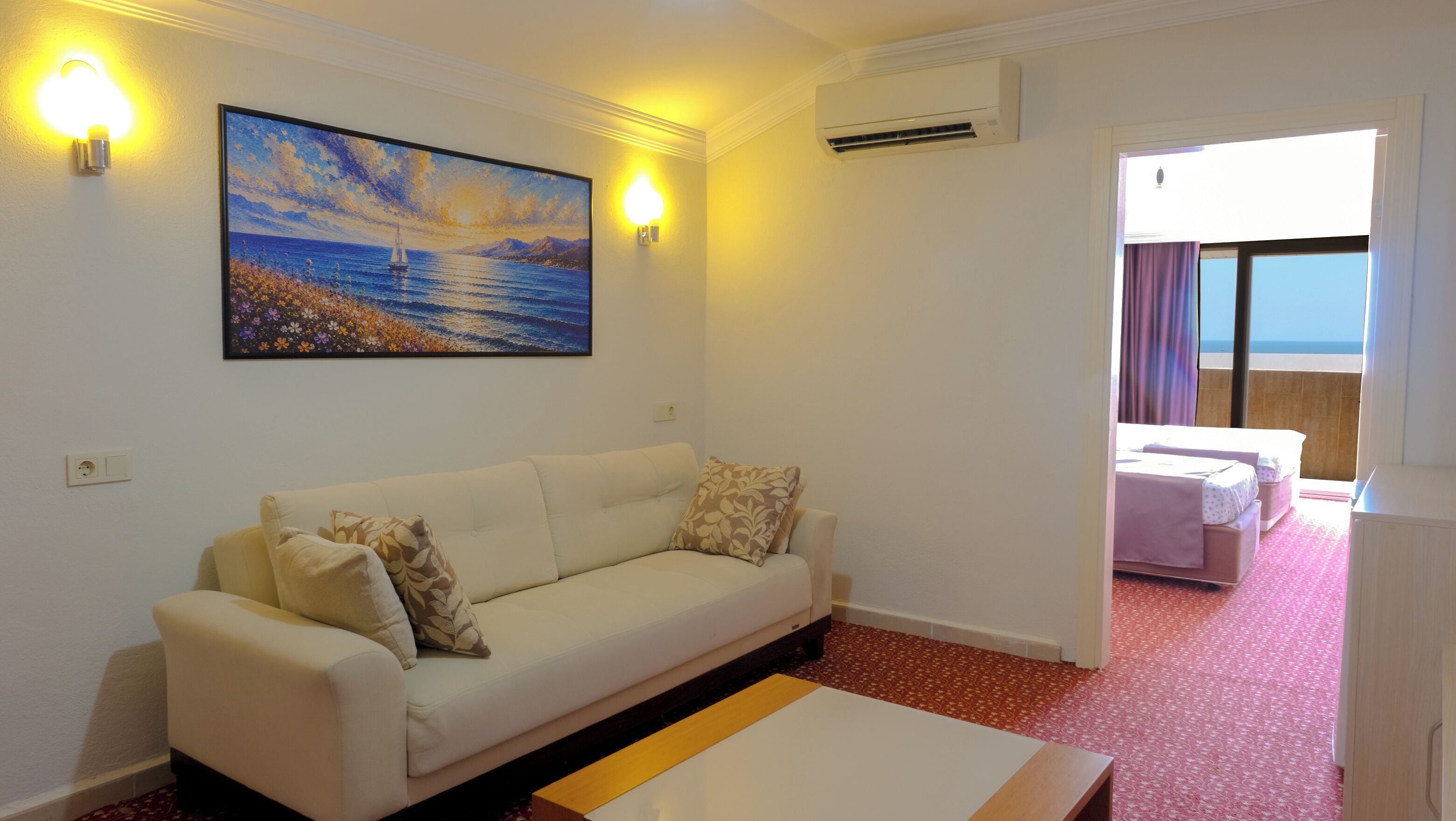 Suite classique, balcon, vue sur la mer | Minibar, bureau, espace de travail pour ordinateurs portables