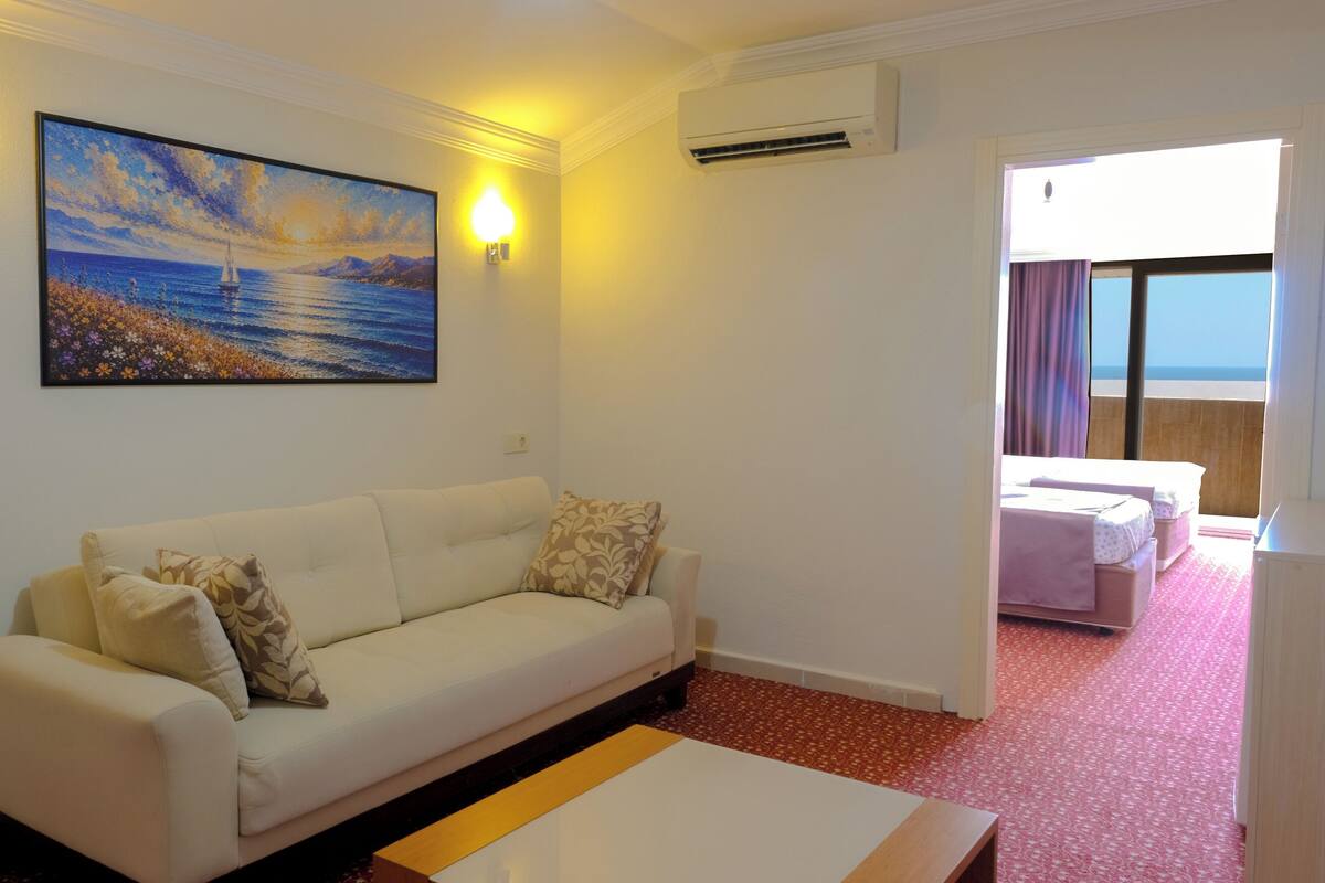 Suite clásica, balcón, vista al mar | Minibar, escritorio, espacio para trabajar con laptop y insonorización