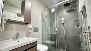 Ducha, secador de pelo, pantuflas, bidet