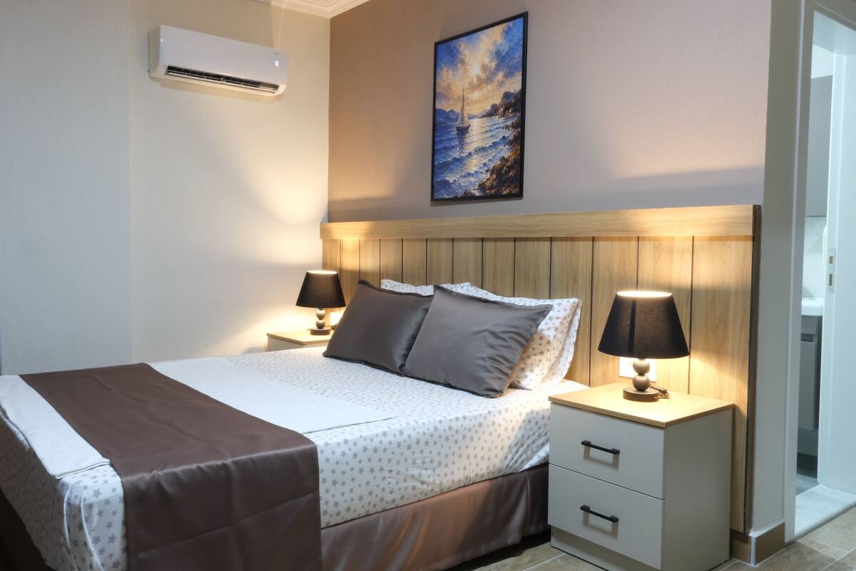 Habitación Deluxe, balcón | Minibar, escritorio, espacio para trabajar con laptop y insonorización