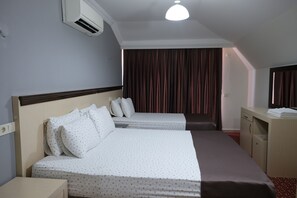 Classic Suite, Balcony, Garden View | Minibar, desk, laptop workspace, soundproofing - Azak Blue Otel (Alanya)