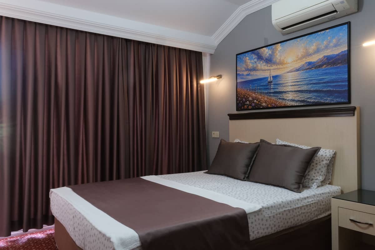 Habitación clásica, balcón, vista al jardín | Minibar, escritorio, espacio para trabajar con laptop y insonorización