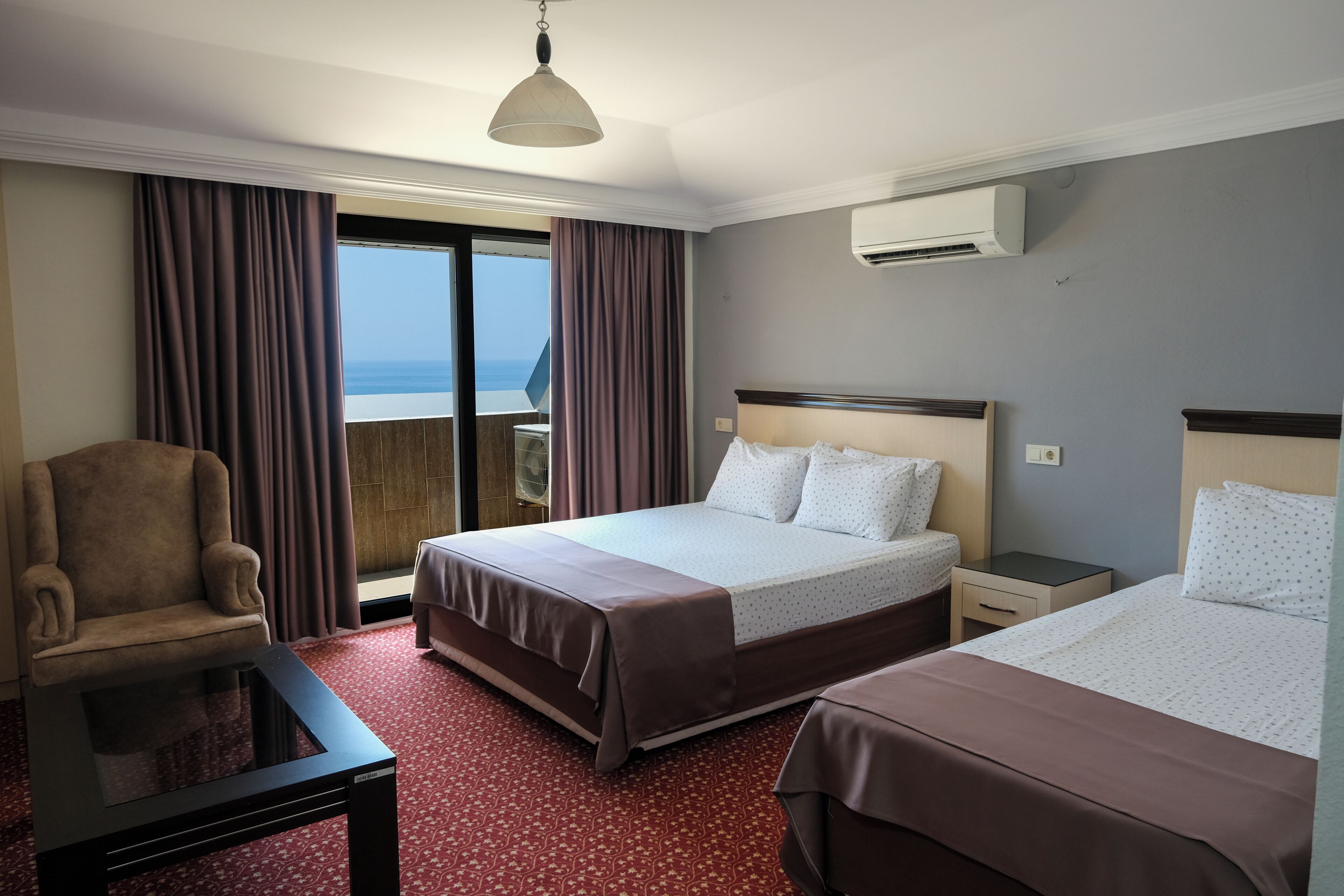 Habitación triple clásica, balcón, vista al mar | Minibar, escritorio, espacio para trabajar con laptop y insonorización 