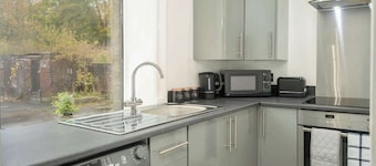 Ruby House - 2 Bedroom Huddersfield Yorkshire Flat