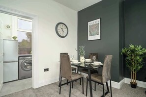 Dining - Ruby House - 2 Bedroom Huddersfield Yorkshire Flat (West Yorkshire)
