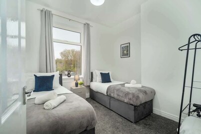 Ruby House - 2 Bedroom Huddersfield Yorkshire Flat