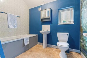 Shower, hair dryer - Lily House - 3 Bed WIFI & Parking Hull (Kingston upon Hull)