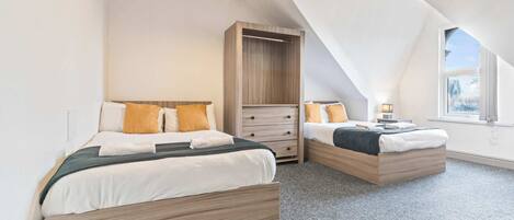 3 bedrooms, iron/ironing board, WiFi, bed sheets