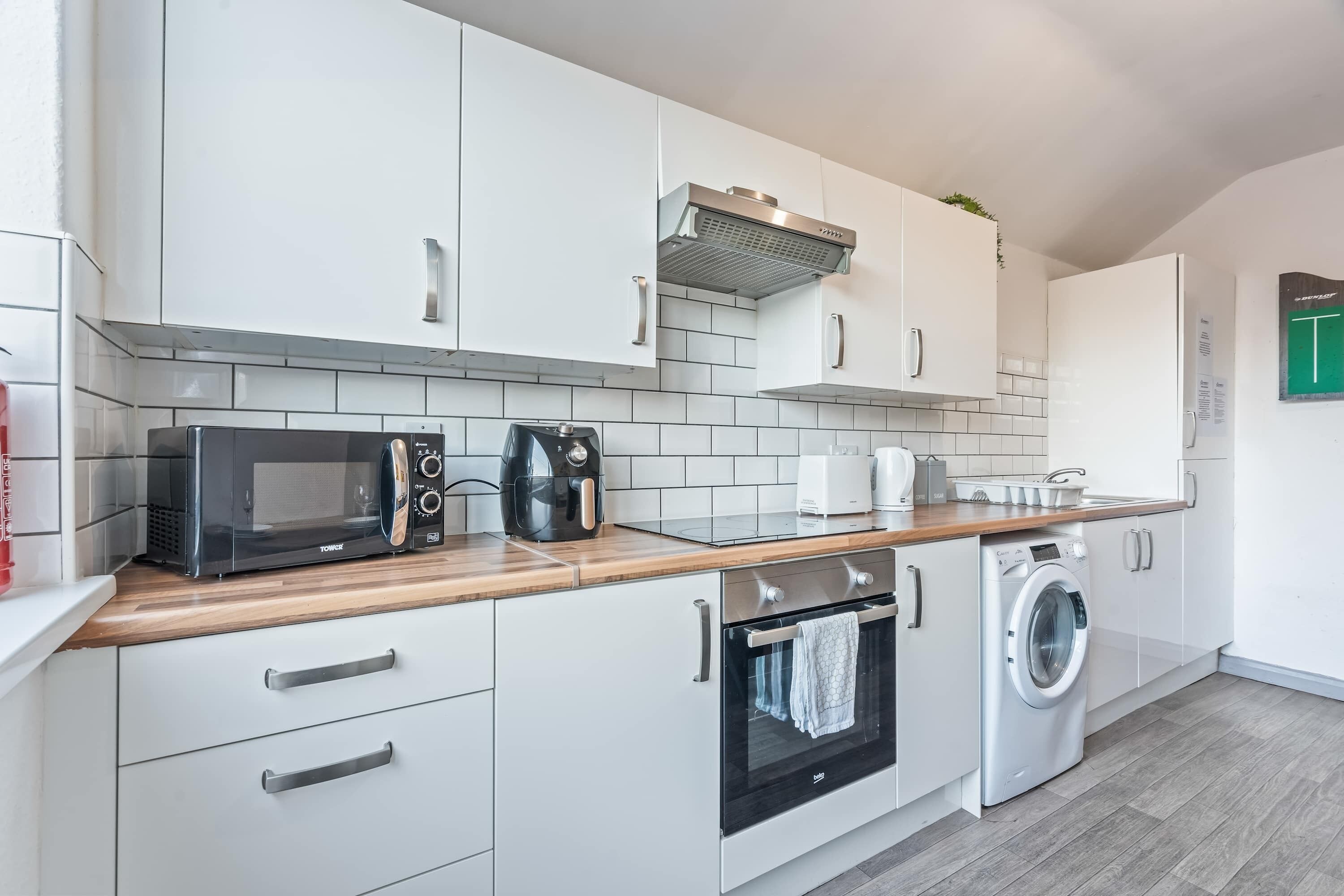 Een koelkast, een magnetron, een oven, een kookplaat